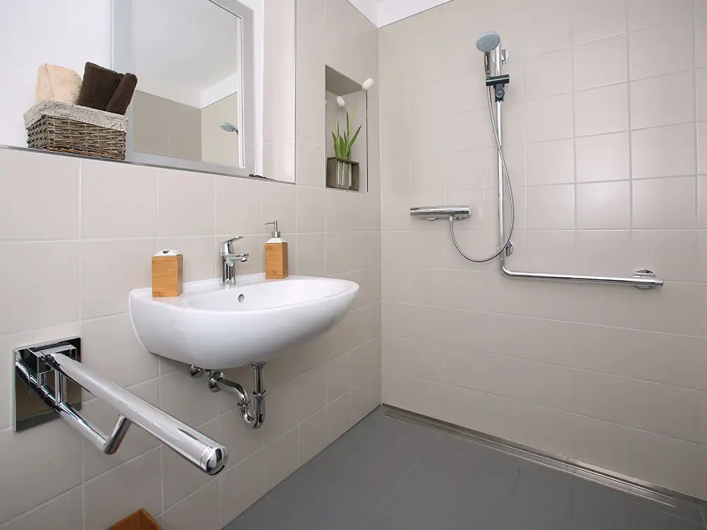HUMAN Projektentwicklung & Dienstleistungen GmbH - Seniorenwohnen Seniorengerechtes Bad mit bodengleicher Dusche
