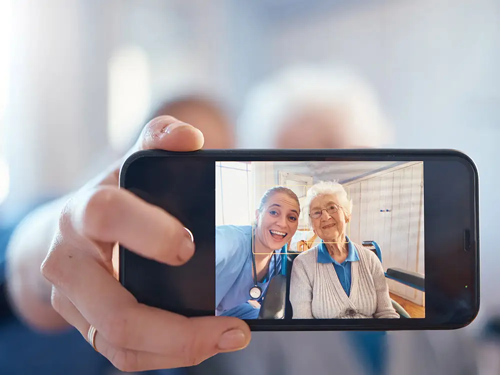 HUMAN Projektentwicklung & Dienstleistungen GmbH - Konzept Service Wohnen Pflegekraft und Seniorin machen ein Selfie