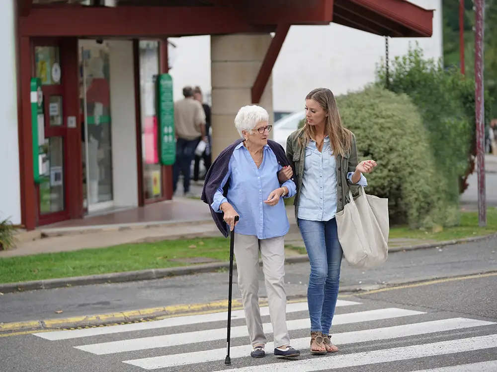 HUMAN Projektentwicklung & Dienstleistungen GmbH - Seniorenwohnen Eine Alltagshelferin begleitet eine Seniorin bei Spaziergang und Einkauf