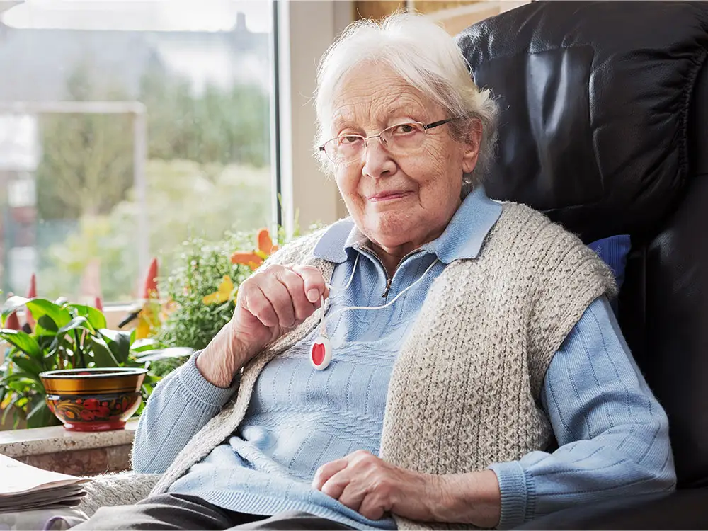 HUMAN Projektentwicklung & Dienstleistungen GmbH - Seniorenwohnen Selbstbestimmt im Alter wohnen - Seniorin mit SOS-Knopf